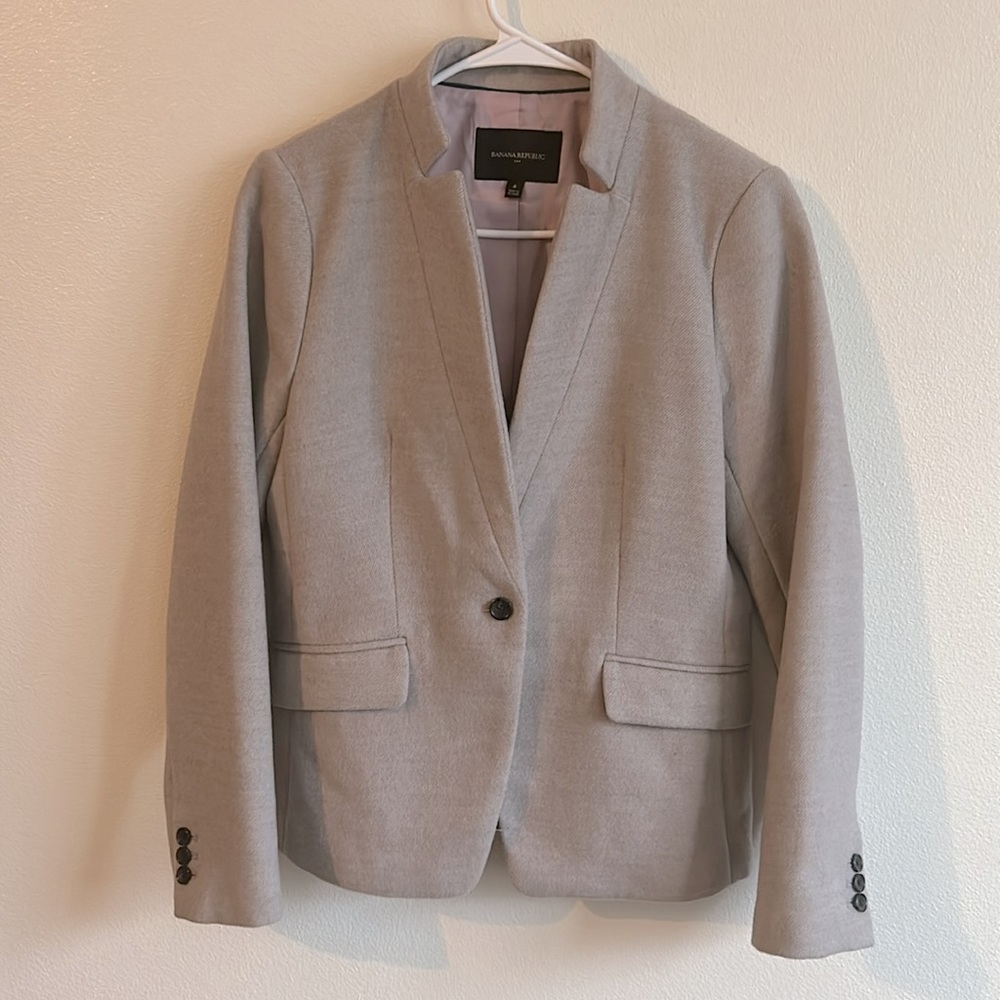 Banana Republic Woman's Gray Lined Soft and Comfy 1 Button Blazer...Size:8